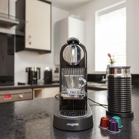 Stunning Contemporary Apartment - Free Parking - 5 Minute Walk To The Beach - Great Location - Fast Wifi - Smart Tv With Netflix Included - Contractor Friendly - Perfect For Short And Long Stays Борнмът Екстериор снимка