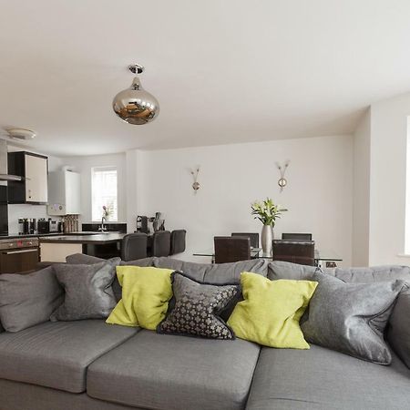 Stunning Contemporary Apartment - Free Parking - 5 Minute Walk To The Beach - Great Location - Fast Wifi - Smart Tv With Netflix Included - Contractor Friendly - Perfect For Short And Long Stays Борнмът Екстериор снимка