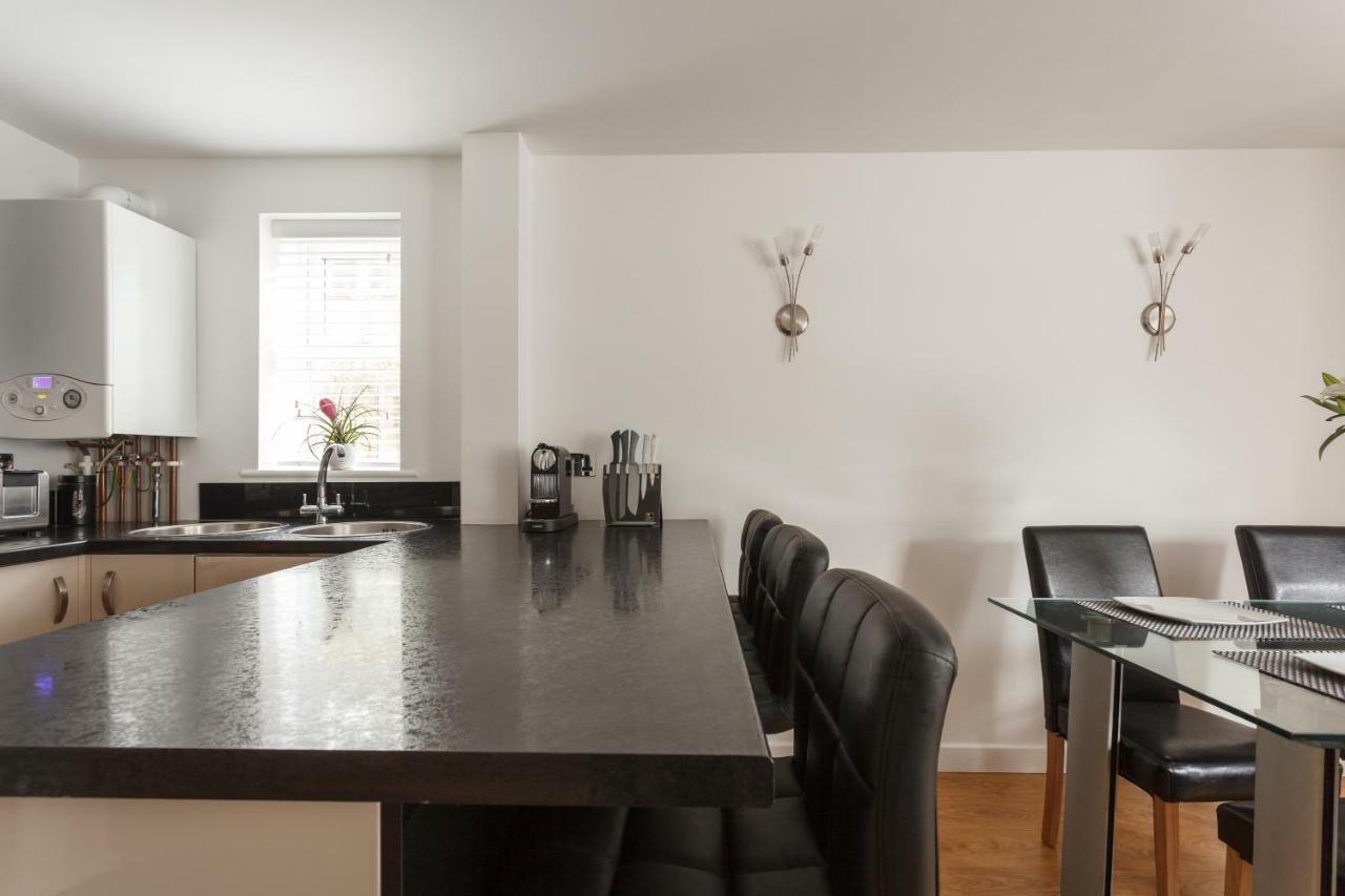 Stunning Contemporary Apartment - Free Parking - 5 Minute Walk To The Beach - Great Location - Fast Wifi - Smart Tv With Netflix Included - Contractor Friendly - Perfect For Short And Long Stays Борнмът Екстериор снимка