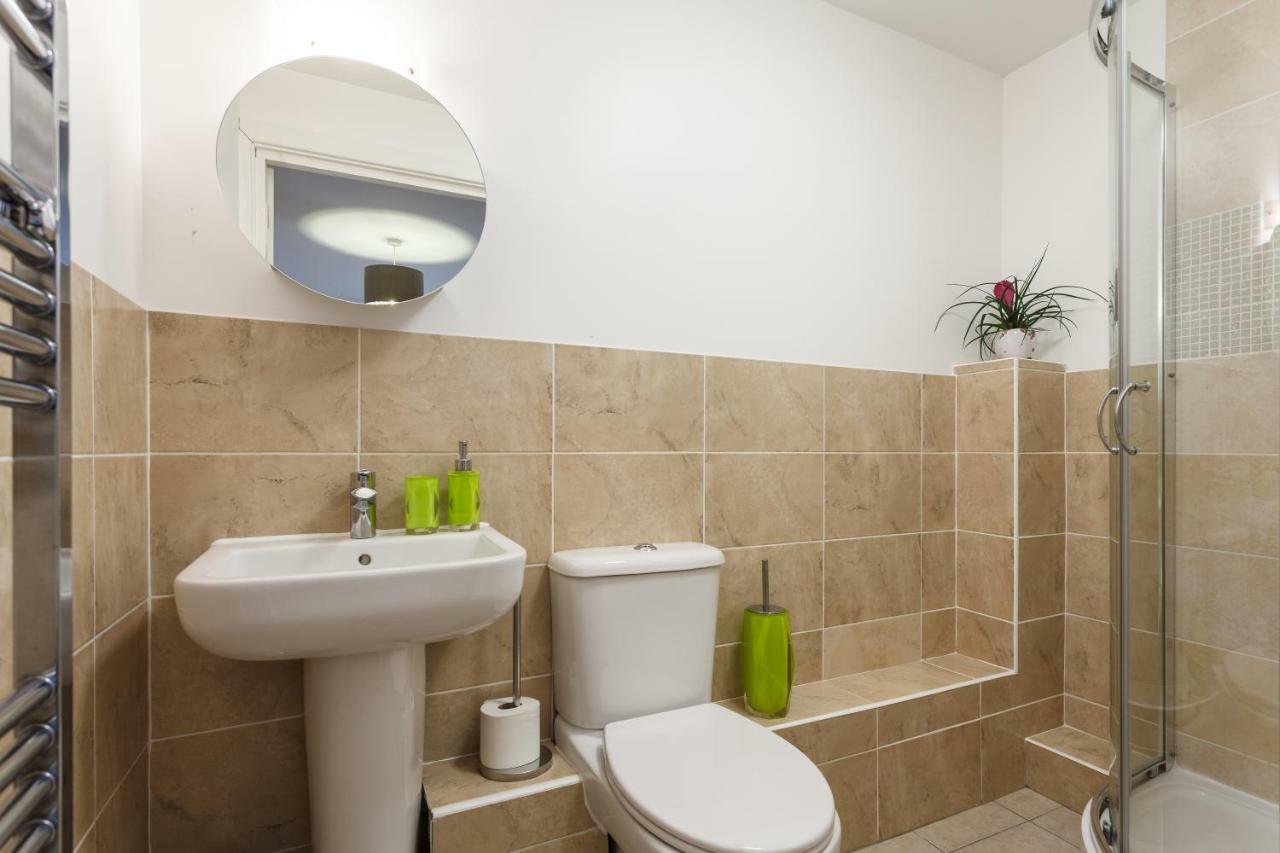 Stunning Contemporary Apartment - Free Parking - 5 Minute Walk To The Beach - Great Location - Fast Wifi - Smart Tv With Netflix Included - Contractor Friendly - Perfect For Short And Long Stays Борнмът Екстериор снимка