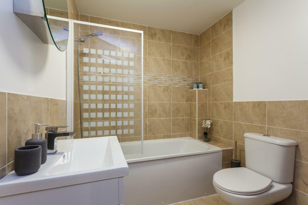 Stunning Contemporary Apartment - Free Parking - 5 Minute Walk To The Beach - Great Location - Fast Wifi - Smart Tv With Netflix Included - Contractor Friendly - Perfect For Short And Long Stays Борнмът Екстериор снимка