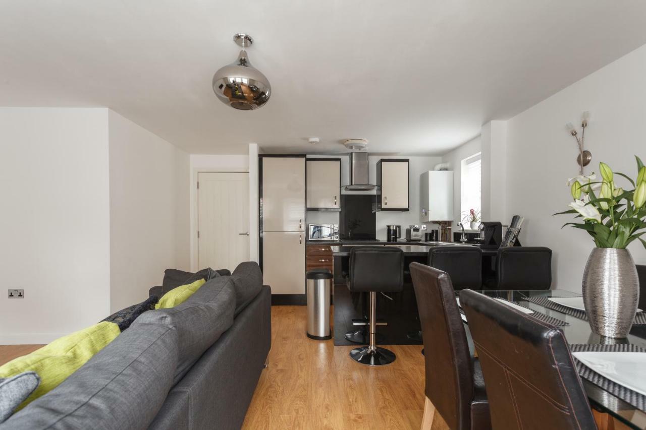 Stunning Contemporary Apartment - Free Parking - 5 Minute Walk To The Beach - Great Location - Fast Wifi - Smart Tv With Netflix Included - Contractor Friendly - Perfect For Short And Long Stays Борнмът Екстериор снимка