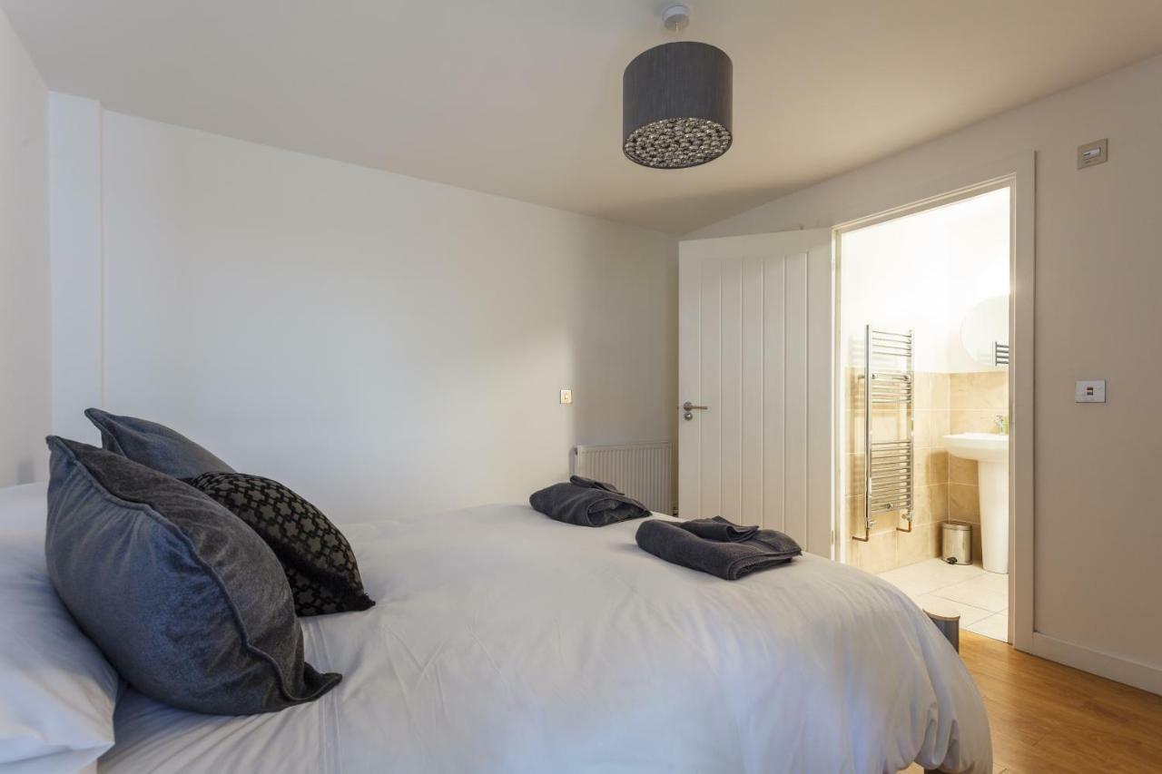 Stunning Contemporary Apartment - Free Parking - 5 Minute Walk To The Beach - Great Location - Fast Wifi - Smart Tv With Netflix Included - Contractor Friendly - Perfect For Short And Long Stays Борнмът Екстериор снимка