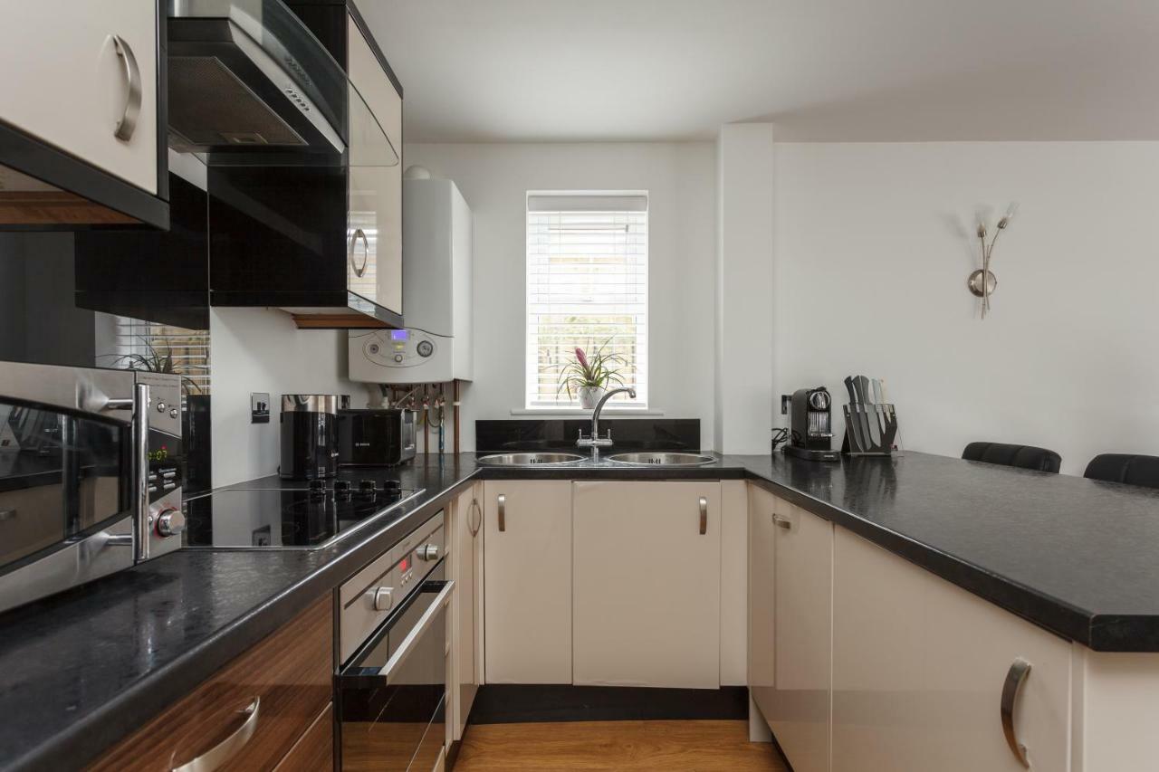 Stunning Contemporary Apartment - Free Parking - 5 Minute Walk To The Beach - Great Location - Fast Wifi - Smart Tv With Netflix Included - Contractor Friendly - Perfect For Short And Long Stays Борнмът Екстериор снимка