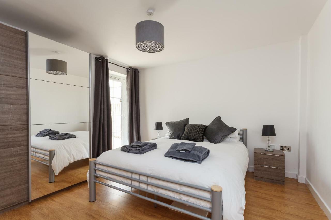 Stunning Contemporary Apartment - Free Parking - 5 Minute Walk To The Beach - Great Location - Fast Wifi - Smart Tv With Netflix Included - Contractor Friendly - Perfect For Short And Long Stays Борнмът Екстериор снимка