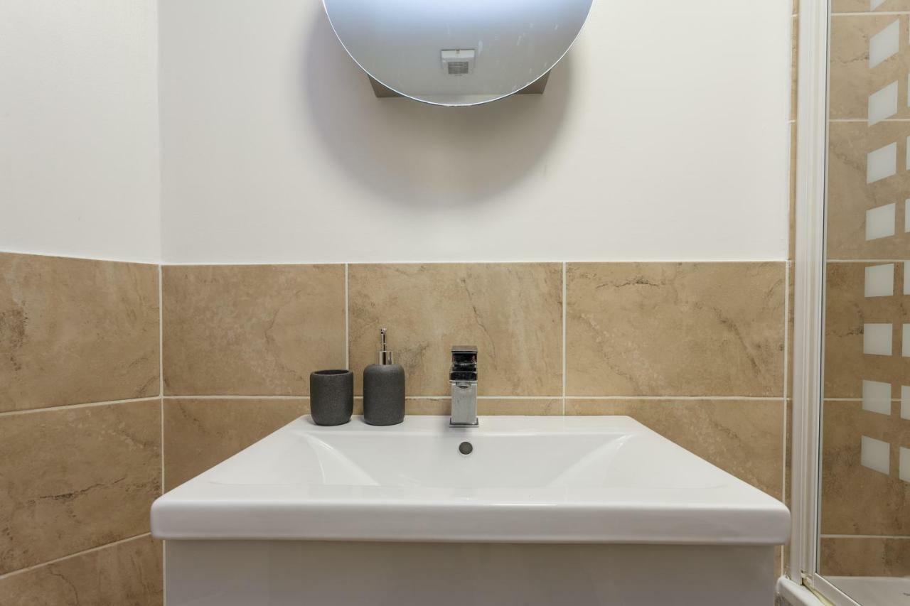 Stunning Contemporary Apartment - Free Parking - 5 Minute Walk To The Beach - Great Location - Fast Wifi - Smart Tv With Netflix Included - Contractor Friendly - Perfect For Short And Long Stays Борнмът Екстериор снимка