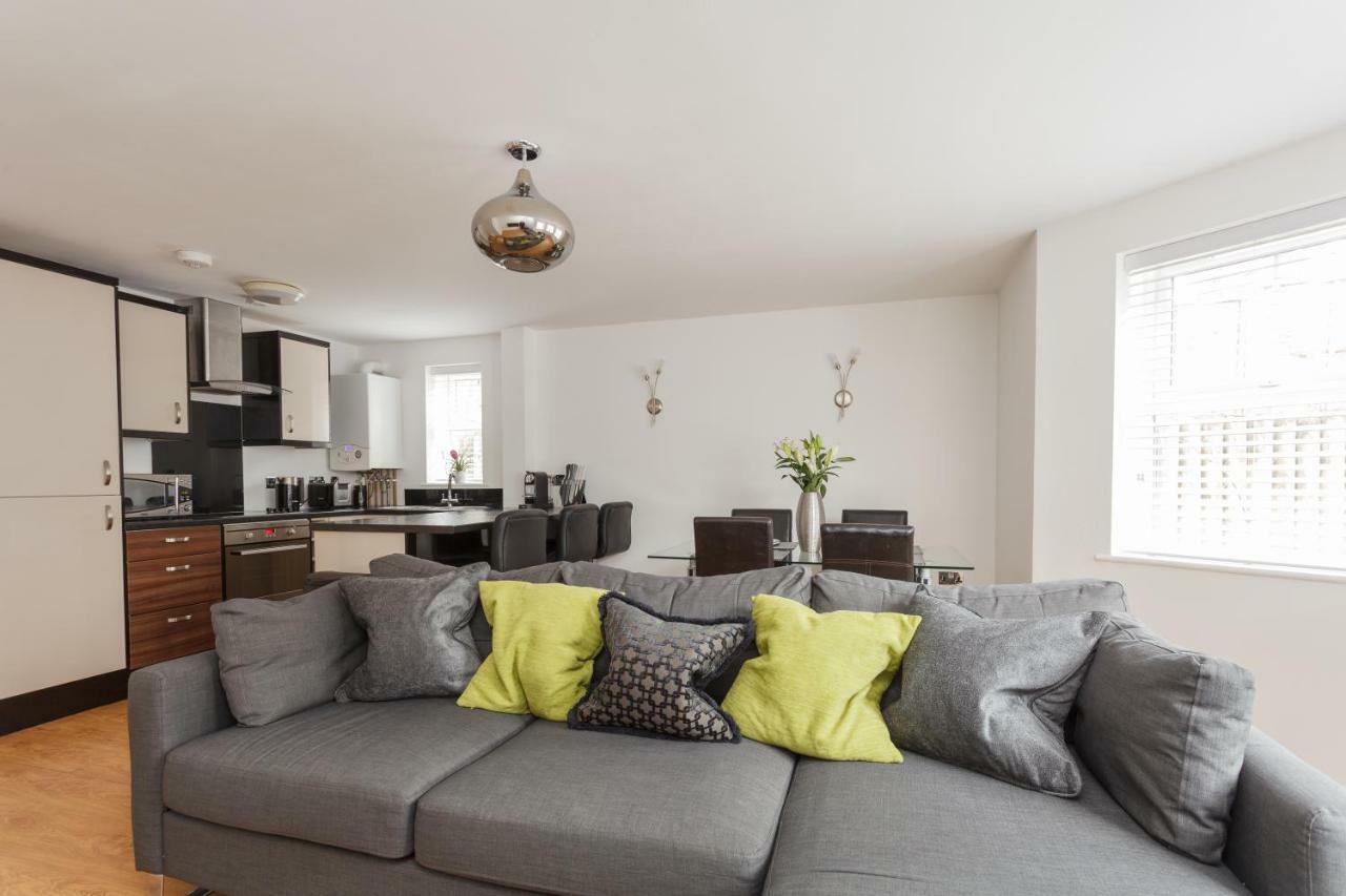 Stunning Contemporary Apartment - Free Parking - 5 Minute Walk To The Beach - Great Location - Fast Wifi - Smart Tv With Netflix Included - Contractor Friendly - Perfect For Short And Long Stays Борнмът Екстериор снимка